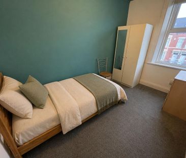 1 bedroom in a house share to rent - Photo 2
