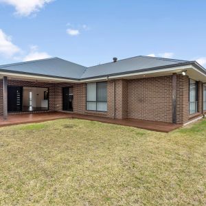 Five Bedroom Home - Photo 2