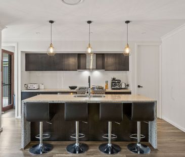 Beautiful family home with spacious outdoor living! - Photo 3