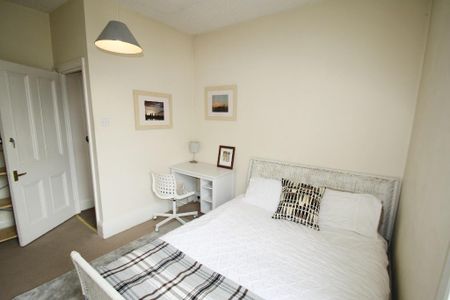 4 bedroom terraced house to rent - Photo 5