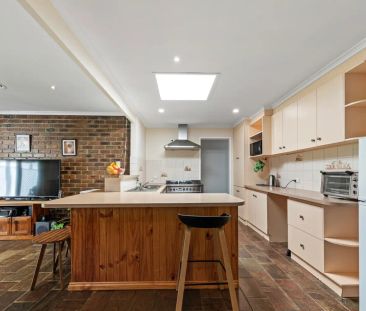 “Stylish & Spacious Family Home in Pakenham” - Photo 6