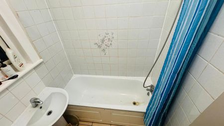 3 bedroom flat to rent - Photo 5