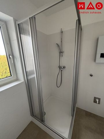 Sonnige Aussichten in ruhiger Grünlage: großzügige 2-Zimmer-Wohnung mit gemütlichem Balkon, moderner Dusche und heller Küche im 3. OG (inkl. Aufzug) – ideal für Singles oder Paare in Steyr-Münichholz! - Photo 3
