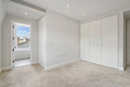 3 bedroom flat in London - Photo 5