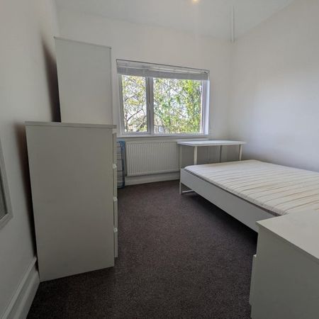 Room in a Shared House, Arthur Road, SO15 - Photo 3