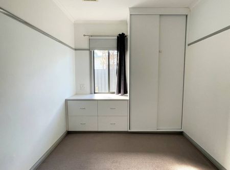 Family Living - Photo 4