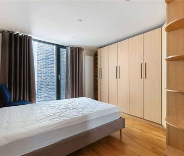 Furnished Four Double Bedroom townhouse with a garage and roof terr... - Photo 1
