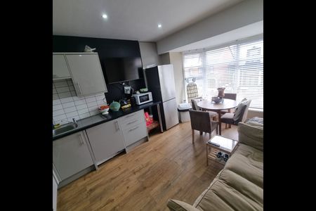 Room in a Shared Flat, Huntly Road, L6 - Photo 5