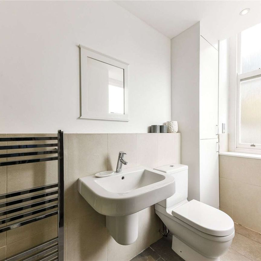 A very good first floor one bedroom flat with high ceilings. - Photo 1