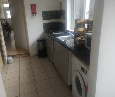 Room in a Shared House, Selby Road, E13 - Photo 3