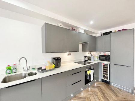 1 bedroom in a flat share to rent - Photo 3