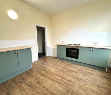3 bedroom flat to rent - Photo 4