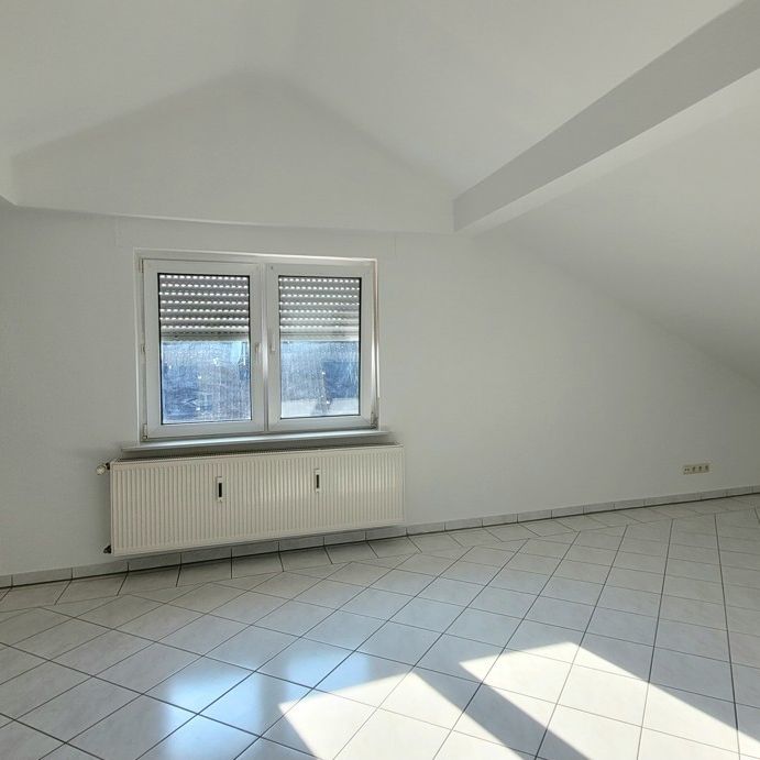 Schöne 2 Zi. Dachgeschosswohnung mit Fernblick in Pohlheim! - Foto 1