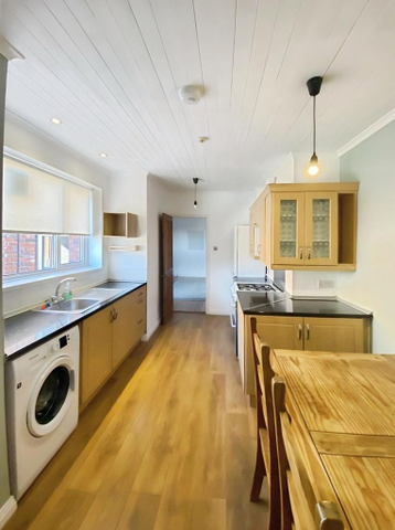 3 bedroom flat to rent - Photo 2