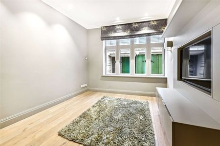 Exceptional 4/5 bedroom family home of over 3,000 sq ft. Beautifully refurbished, immaculately presented and enviably located amongst London's most iconic landmarks. - Photo 3