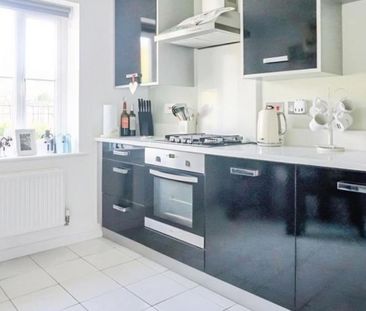 Well-presented five double-bedroom property available in November, situated in Wood Mead. The property is offered fully furnished, with bills excluded. - Photo 4