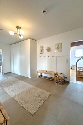 4-Zimmer-Dachgeschosswohnung mit Süd-West Balkon in Oberhaching - Photo 1