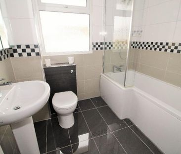 2 bedroom end of terrace house to rent - Photo 5