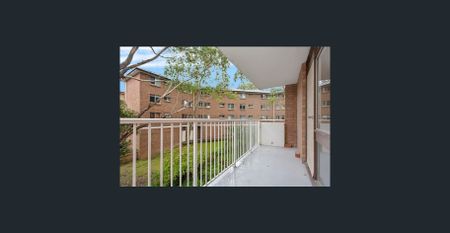 Light-Filled Renovated Apartment Close to Shops, Transport & Amenities - Photo 3