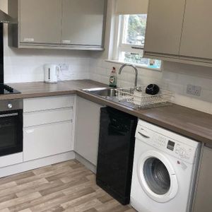1 bedroom in a house share to rent - Photo 2