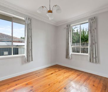 Spacious 3-Bedroom Home in Sought-After Ivanhoe Location - Photo 5