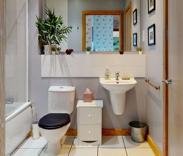 2 Bed Flat, Omega Works, E3 - Photo 3