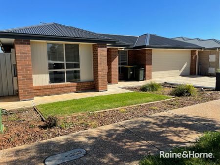 4 Bedroom Family Home with 2 Living Areas! - Photo 3