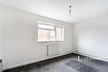 3 bedroom apartment to rent Park Parade, Havant, Hampshire, PO9 - Photo 5