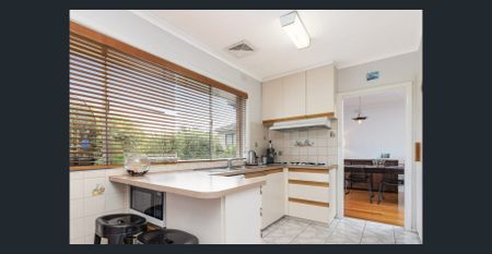 Beautiful Family Home in a Prime Templestowe Lower Location - Photo 4