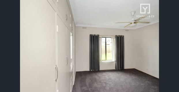NORTH SHEPPARTON - 3 BEDROOMS OPEN LIVING AREAS - Photo 1