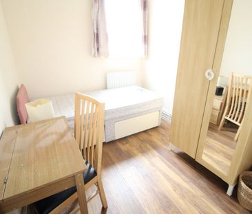 Room in a Shared Flat, Martindale House, E14 - Photo 6