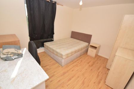 3 bedroom flat to rent - Photo 3