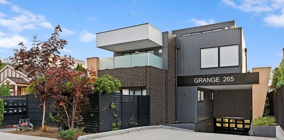 Modern and low-maintenance living in the heart of Ormond - Photo 2