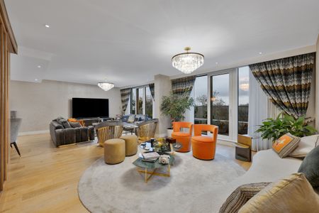 Stunning One-Bedroom Apartment in a Coveted Battersea Power Station Development - Photo 3