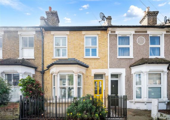 A beautifully presented 3/4 bedroom Victorian house on this quiet residential street close to Westcombe Park station. - Photo 1