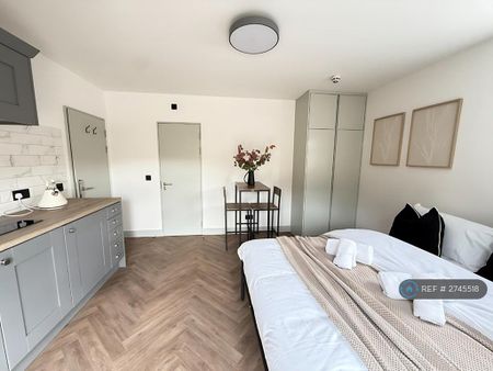 1 bedroom in a house share to rent - Photo 2