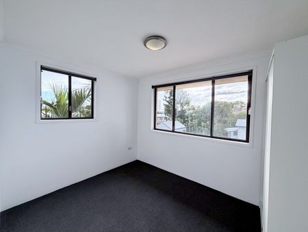 Top-Floor Apartment Opposite the Broadwater – Freshly Updated & Ready to Enjoy - Photo 3