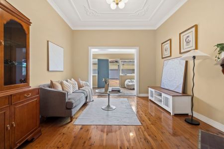 SUPERB FAMILY HOME! - Photo 4