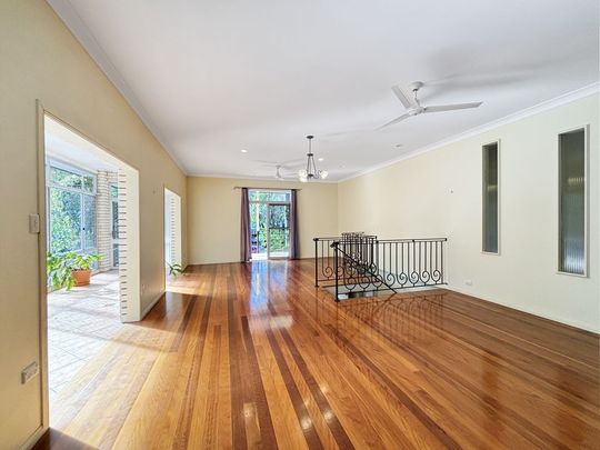 Spacious Family Home in Leafy Cul-De-Sac, with Pool! - Photo 1