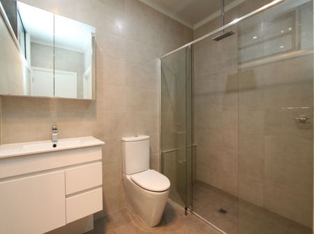 Two-Bedroom Townhouse with Courtyard - Photo 3