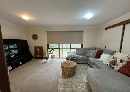 Large 5 Bedroom Family Home - Photo 2