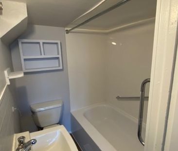 156 Dunlop St W #3 Barrie | $1400 per month | Utilities Included - Photo 6