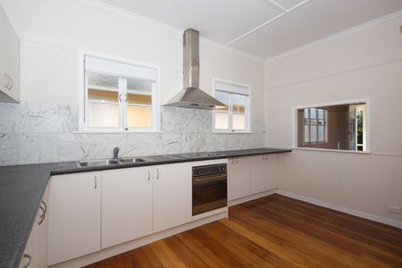 Post war home in excellent location - Photo 5