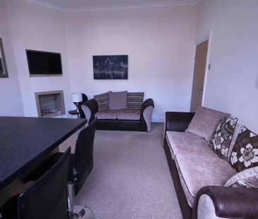 3 bedroom flat to rent - Photo 2