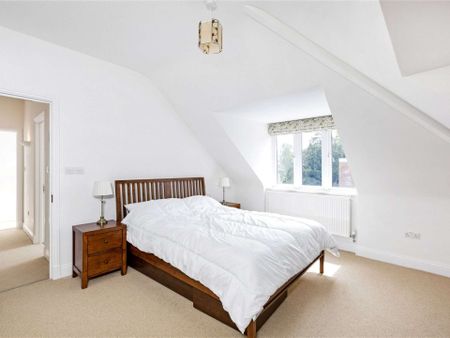 A bright and spacious top floor three bedroom apartment in a charming period conversion - Photo 2