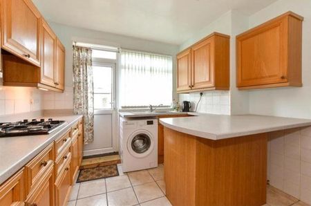 1 bedroom in a house share to rent - Photo 4