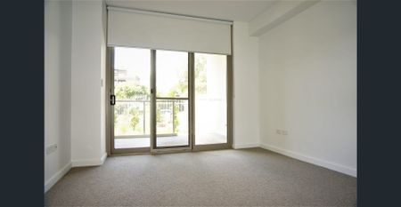 Large 1 BR Courtyard Apartment in A CONVENIENT Location ! - Photo 4