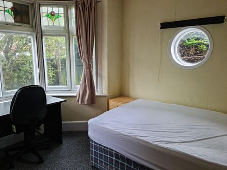 WINTON Student House *** Edgehill Road *** - SEE VIDEO TOUR - Photo 5