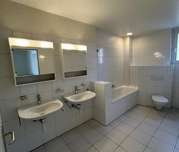 Wohnen im Grünen - grosszügige 4.5-Zi-Wohnung mit Gartensitzplatz - Photo 5