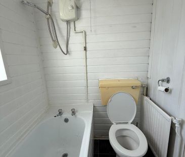 3 bedroom flat to rent - Photo 4